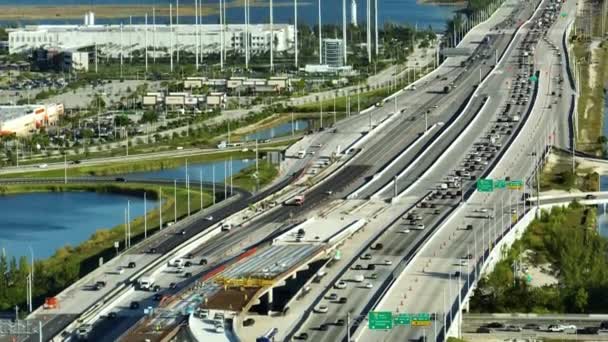 フロリダ州マイアミの産業道路 建設中の広いアメリカの高速道路のジャンクション 長距離移動のための高速輸送のための州間輸送システムの開発 — ストック動画