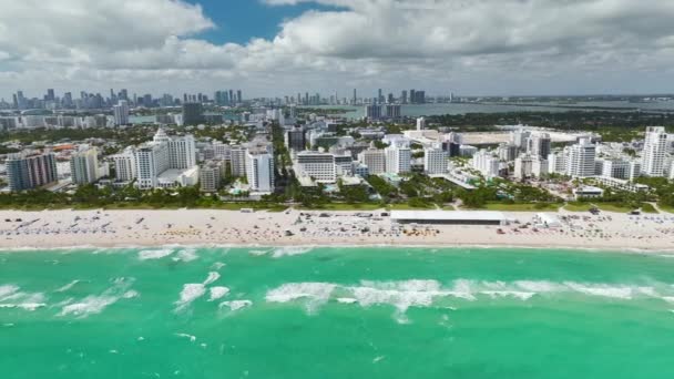 迈阿密海滨城市 有豪华的酒店 公寓和沙滩海滨 美国佛罗里达州南部旅游基础设施的高角景观 — 图库视频影像