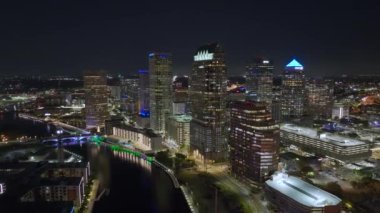 Florida, ABD 'nin Tampa şehrinin şehir merkezindeki gece şehir manzarası. Modern Amerikan megapolis 'indeki parlak gökdelen binalarıyla gökdelenler..