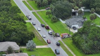 American Caddesi 'ndeki kaza mahallindeki ilk müdahale ekibinin en üst görüntüsü. ABD 'de banliyö yolunda araba kazası kurbanlarına yardım eden acil servis personeli.