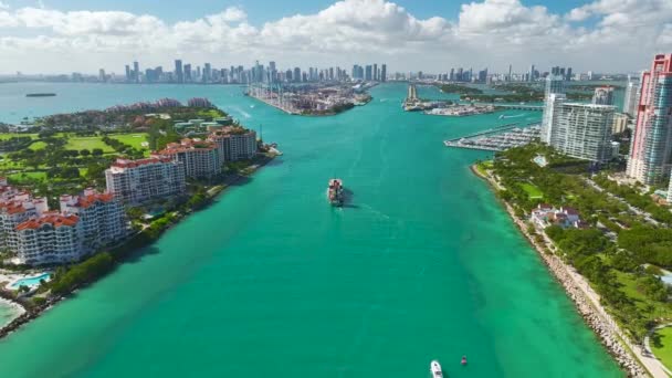 Вигляд Згори Великого Контейнерного Судна Входить Головний Канал Гавані Маямі — стокове відео