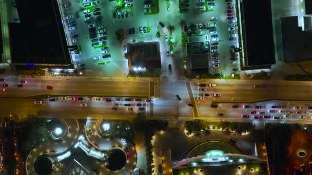 Vista Desde Arriba Calle Ciudad Brillantemente Iluminada Con Tráfico Denso — Vídeos de Stock
