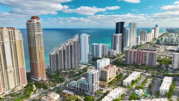 サニーアイルズビーチシティの大西洋岸の豪華な高層ホテルやコンドミニアムの上からの眺め 南フロリダのアメリカの観光インフラ — ストック動画