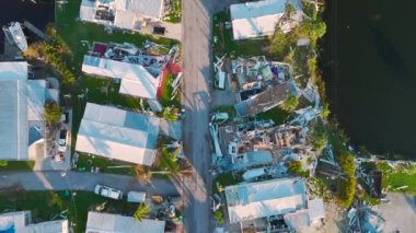 Florida gezici ev bölgesinde Ian kasırgasından sonra ciddi hasar görmüş evler. Doğal afetin sonuçları..