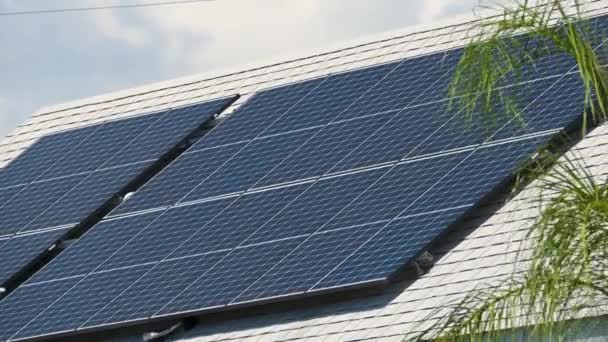 Obytný Dům Střechou Pokrytou Solárními Fotovoltaickými Panely Pro Výrobu Čisté — Stock video