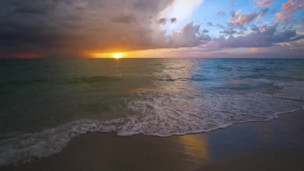 夕阳西下的暴风雨景观 海浪上的闪电和雷声压碎了沙滩 傍晚美丽的海景 — 图库视频影像