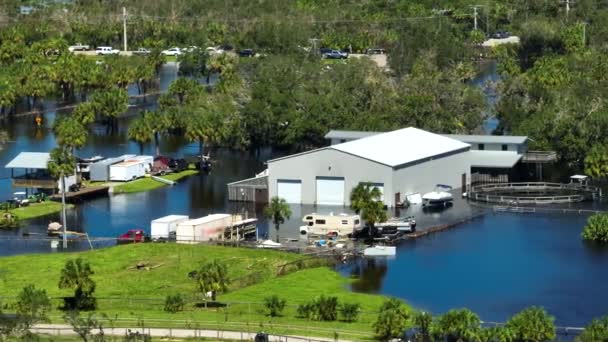 ハリケーンイアン降雨洪水に囲まれてフロリダ州の工業倉庫ビル住宅地 自然災害の結果 — ストック動画