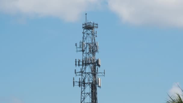 Высокая Телекоммуникационная Радиовышка Антеннами Беспроводной Связи Передачи Сетевых Сигналов — стоковое видео