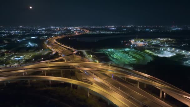 Αεροφωτογραφία Της Διασταύρωσης Των Αμερικανικών Αυτοκινητοδρόμων Νύχτα Γρήγορα Αυτοκίνητα Και — Αρχείο Βίντεο