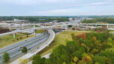Amerikan otoyolunun hızlı giden araba ve kamyonlarla kesiştiği hava manzarası. ABD ulaştırma altyapı kavramı.