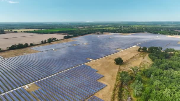 Luchtfoto Van Een Grote Duurzame Elektriciteitscentrale Met Vele Rijen Fotovoltaïsche — Stockvideo