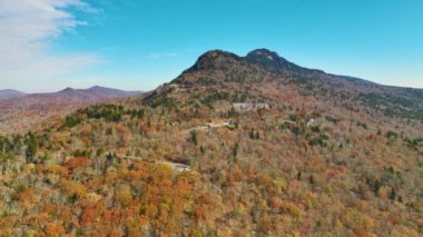 Kuzey Carolina 'daki Appalachian dağlarının, sonbahar mevsiminde yemyeşil ve yemyeşil orman ağaçlarıyla tepeden görünüşü ve ormansı tepeleri. Sonbahar doğasının güzelliği.
