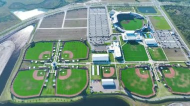 Florida kırsalında yeni beyzbol stadyumları olan açık hava sahası manzarası. Amerikan spor altyapısı.