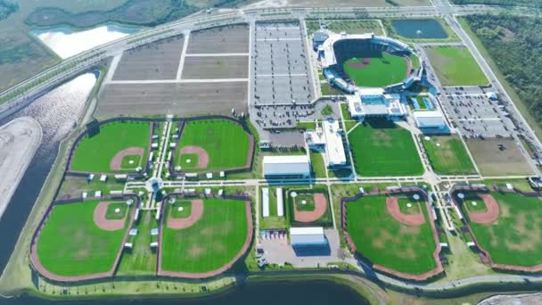 フロリダ州の農村部に新しい野球スタジアムとオープンエアの球技場の空中ビュー アメリカのスポーツインフラ — ストック動画