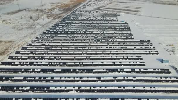 Aerial View Snow Melting Covered Solar Photovoltaic Panels Sustainable Electric — 图库视频影像