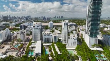 Güney Sahili mimarisinin havadan görünüşü. Yüksek lüks otelleri ve apartmanları olan Miami Beach City. Güney Florida, ABD 'deki turizm altyapısı.