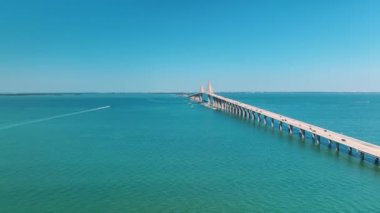 Florida 'daki Tampa Körfezi üzerindeki Sunshine Skyway Köprüsü' nün hava görüntüsü. Ulaşım altyapısı kavramı.