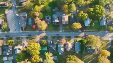 Güney Carolina banliyö bölgesinde sıkıca yerleştirilmiş aile evleri. Amerikan banliyölerinde gayrimenkul geliştirme.
