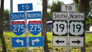 Florida 'daki Tampa Körfezi bölgesine giden I-275 otoyoluna giden yolu gösteren mavi bir işaret..
