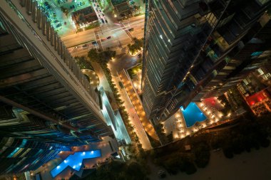 Florida, ABD 'nin Sunny Isles Beach şehrinin şehir merkezindeki gökdelen otelinin aydınlık manzarası. Florida 'da yüzme havuzları ve turizm altyapısı.