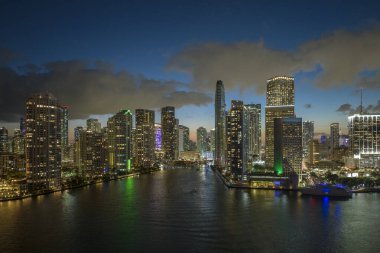 Florida, ABD 'de Miami Brickell şehir merkezinin hava görüntüsü. Modern Amerika 'nın orta kesimindeki parlak gökdelen binaları.
