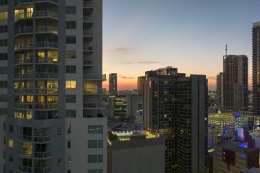 Gün batımında ABD 'nin Florida kentindeki Miami Brickell şehir merkezinin hava görüntüsü. Modern Amerikan megapolis 'indeki yüksek ticari ve meskun gökdelen binaları.