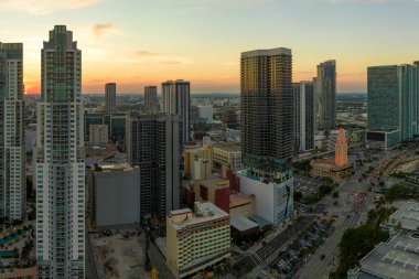 Gün batımında ABD 'nin Florida kentindeki Miami Brickell şehir merkezinin hava görüntüsü. Modern Amerikan megapolis 'indeki yüksek ticari ve meskun gökdelen binaları.