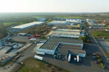 Endüstriyel ekipman üretimi ve dağıtımı için modern fabrika yapısının havadan görünüşü. Küresel endüstri kavramı.