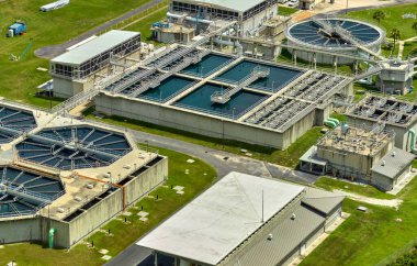 Kentsel atık su arıtma tesisindeki modern su temizleme tesisinin havadan görüntüsü. İstenmeyen kimyasalların, askıya alınmış katı maddelerin ve gazların kirlenmiş sıvılardan çıkarılması süreci.