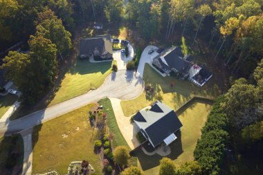 Sonbahar mevsiminde Güney Carolina banliyölerindeki sarı ağaçlar arasındaki yeni aile evlerinin havadan görünüşü. Amerikan banliyölerinde gayrimenkul geliştirme.