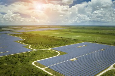 Temiz elektrik enerjisi üretmek için fotovoltaik panelleri olan tarımsal tarım arazileri arasında sürdürülebilir elektrik santralinin havadan görüşü. Sıfır emisyonlu yenilenebilir elektrik kavramı.