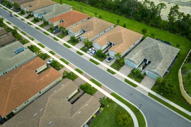 Florida 'daki kapalı yaşam kulüplerinin hava manzaralı evleri. Amerikan banliyölerinde emlak gelişimine örnek olarak aile evleri.