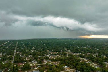 Kasaba üzerinde sağanak fırtınadan önce fırtınalı gökyüzünde oluşan kara uğursuz bulutların manzarası..