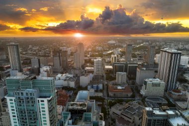 Gün batımında ABD 'nin Florida kentindeki Miami Brickell semtindeki beton ve cam gökdelen binalarından görüntü. Amerikan megapolis 'i ve karanlık çöktüğünde finans bölgesi.