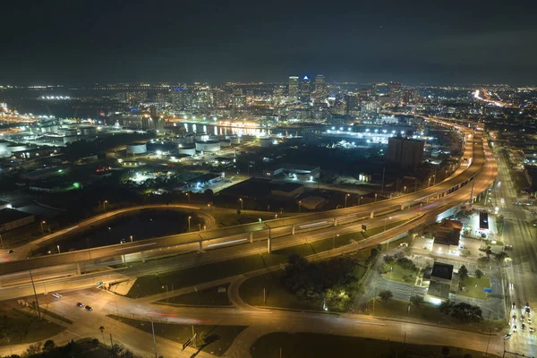 Widok Lotu Ptaka Amerykańskiego Skrzyżowania Autostrad Nocy Szybkimi Samochodami Ciężarówkami — Zdjęcie stockowe