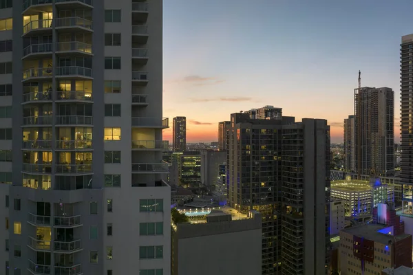 日没時に米国フロリダ州マイアミブリックのダウンタウンオフィス地区の空中ビュー 現代のアメリカのメガポリスの高商業ビルや住宅超高層ビル — ストック写真