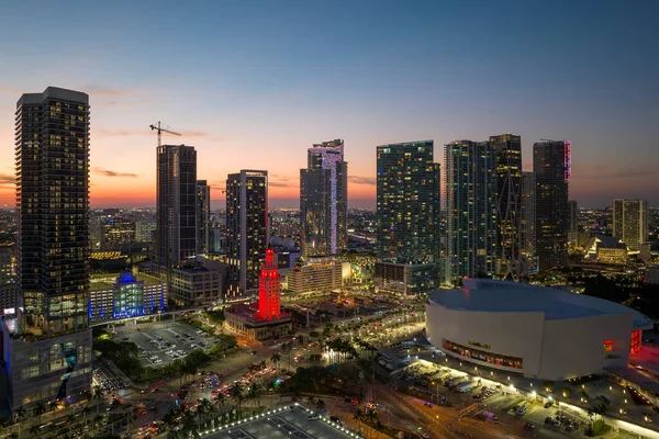 夜には米国フロリダ州マイアミブリックのダウンタウンオフィス地区の空中ビュー 現代のアメリカのメガポリスの高商業ビルや住宅超高層ビル — ストック写真