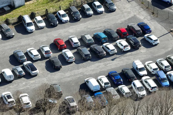 駐車場に駐車された多くのカラフルな車の空中ビュー — ストック写真