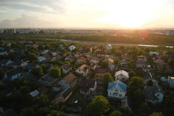日没時の郊外農村部の住宅の空中ビュー — ストック写真