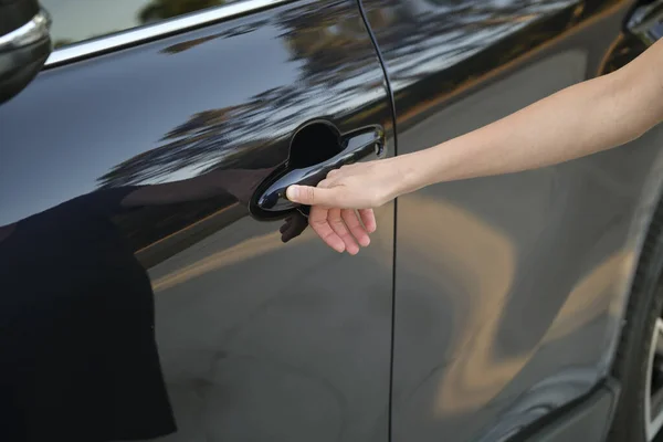 司机用触摸身份证指印扫描技术关闭手开汽车前门 车辆安全概念 — 图库照片