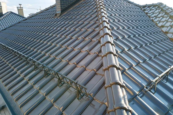 Detailní Záběr Střechy Domu Pokryté Keramickými Šindely Dlážděná Krytina Budovy — Stock fotografie