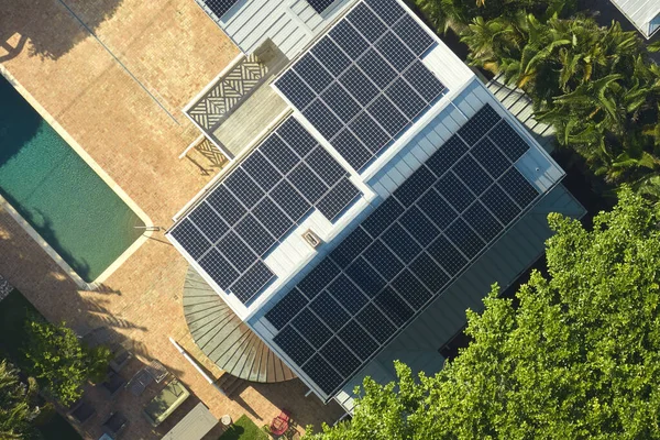 Ακριβή Αμερικανική Κατοικία Στέγη Που Καλύπτεται Ηλιακά Φωτοβολταϊκά Πάνελ Για — Φωτογραφία Αρχείου