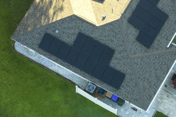美国的普通住宅 屋顶覆盖着太阳能光伏板 用于生产郊区清洁的生态电力 自主住房的概念 — 图库照片