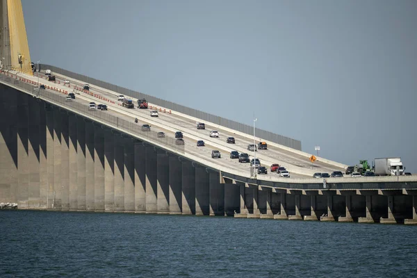 Sunshine Skyway Bridge Přes Tampa Bay Floridě Pohybující Dopravou Koncept — Stock fotografie
