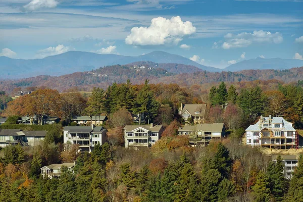 stock image View from above of expensive residential houses high on hill top between yellow fall trees in suburban area in North Carolina. American dream homes as example of real estate development in US suburbs.