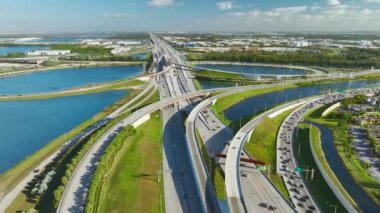 Amerikan ulaşım altyapısı üzerinde inşaat işleri. Miami, Florida 'da karayolu tadilatı trafiği ile kesişiyor. Eyaletler arası ulaşım kavramının geliştirilmesi.