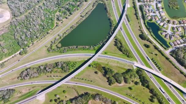 在高速行驶的交通车辆和卡车的道路上高速公路出口交叉口的高程视图 美国州际交通运输基础设施 — 图库视频影像