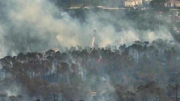 Helicóptero Servicio Emergencia Extinguiendo Incendios Forestales Que Arden Severamente Bosques — Vídeo de stock