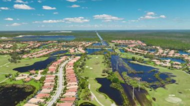 Florida yerleşim bölgesinde Ian kasırgası ile sel basmış evler. Doğal afetin sonuçları..