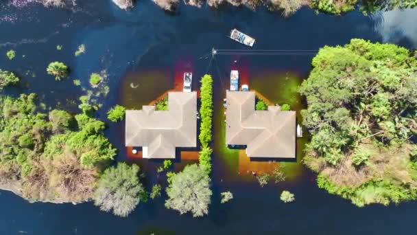 飓风伊恩在佛罗里达州居民区降下暴雨后 民房周围出现大量洪水 自然灾害的后果 — 图库视频影像